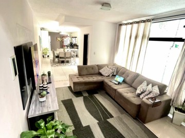 Casa de rua a 7 minutos estao de trem